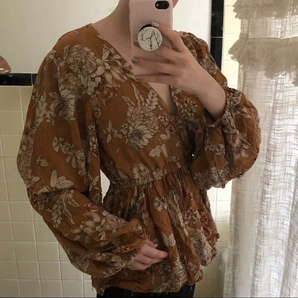 Jaase Beautiful Floral Top w/ Flowy Sleeves - Picture 2 of 8
